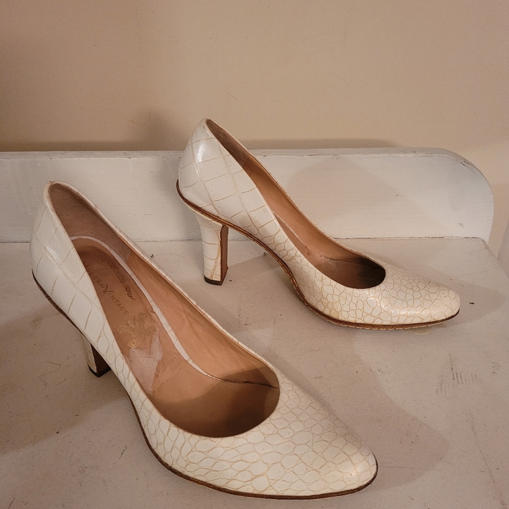 Modern Vintage Leather Off White Gold Alligator Embossed Heel Pump Sz 36.5 US 6
